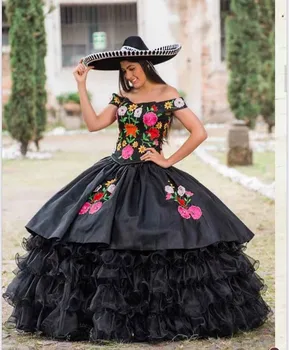  Black Charro Quinceanera suknelės Ball Gown Off The Shoulder Ruffles Appliques Puffy Mexican Sweet 16 Suknelės 15 Anos