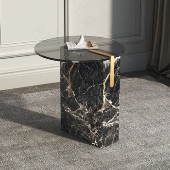  itališkas šviesus prabangus pilko stiklo kampinis staliukas, sofa, apskritas marmuro krašto stalas, moderni minimalistinė kraštinė spintelė, mažas kavos skirtukas