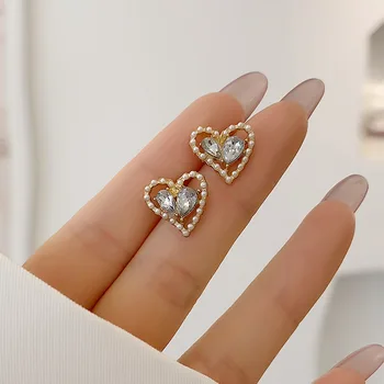  Korėjietiški imituoti perlų auskarai Lengvi prabangūs tuščiaviduriai maži cirkonio širdies formos spaustukai ant auskarų moterims be auskarų