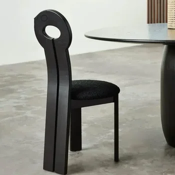  Medinė atpalaiduojanti minimalistinė valgomojo kėdė Miegamasis Unikali patogi juoda valgomojo kėdė Medinės grindys Sandalyeler virtuvės baldai